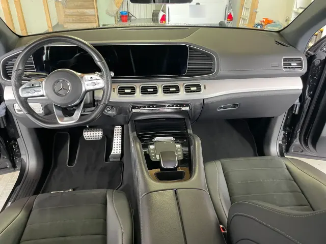 Gereinigtes Cockpit eines Mercedes GLE mit schwarzem Leder, Widescreen-Display und makellosen Fussmatten.