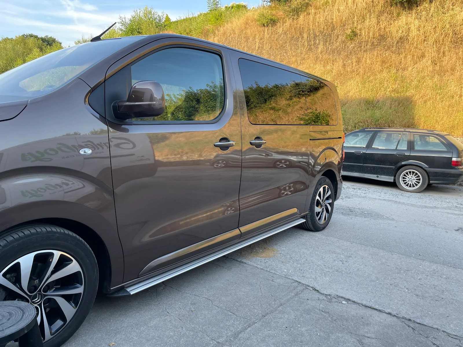 Brauner Citroen SpaceTourer Bus von der Seite, der Lack spiegelt die Umgebung nach der Aufbereitung klar wider.